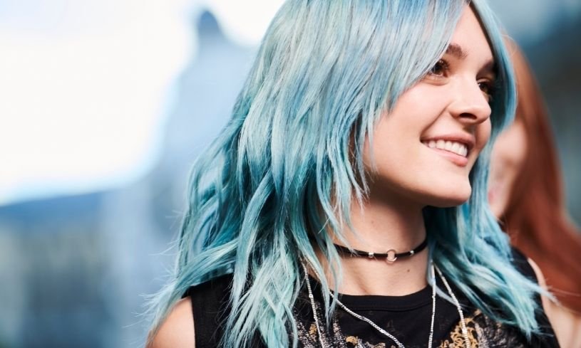 Modelo Kérastase con cabello azúl